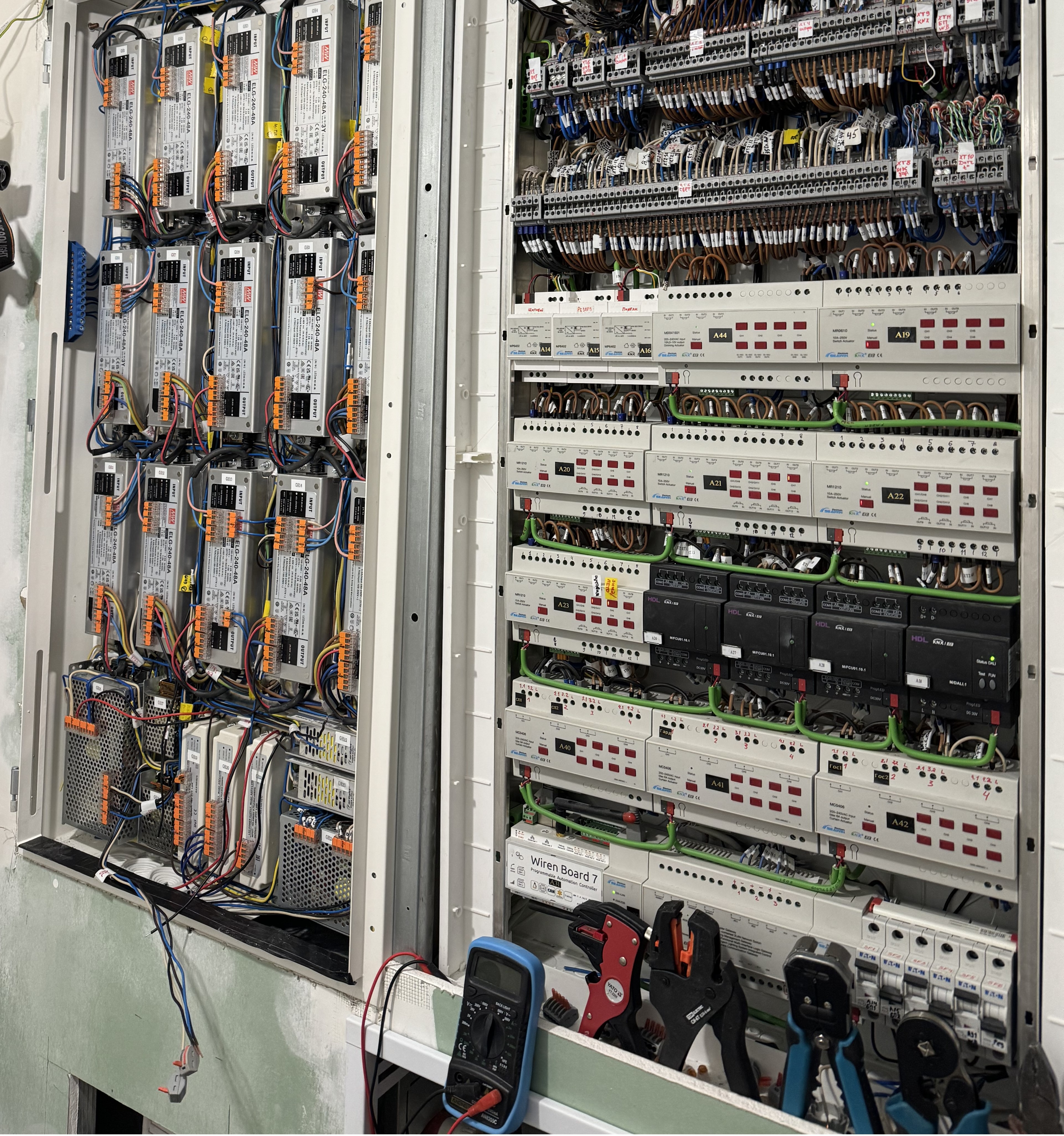 Щит освещения и автоматизации в процессе монтажа