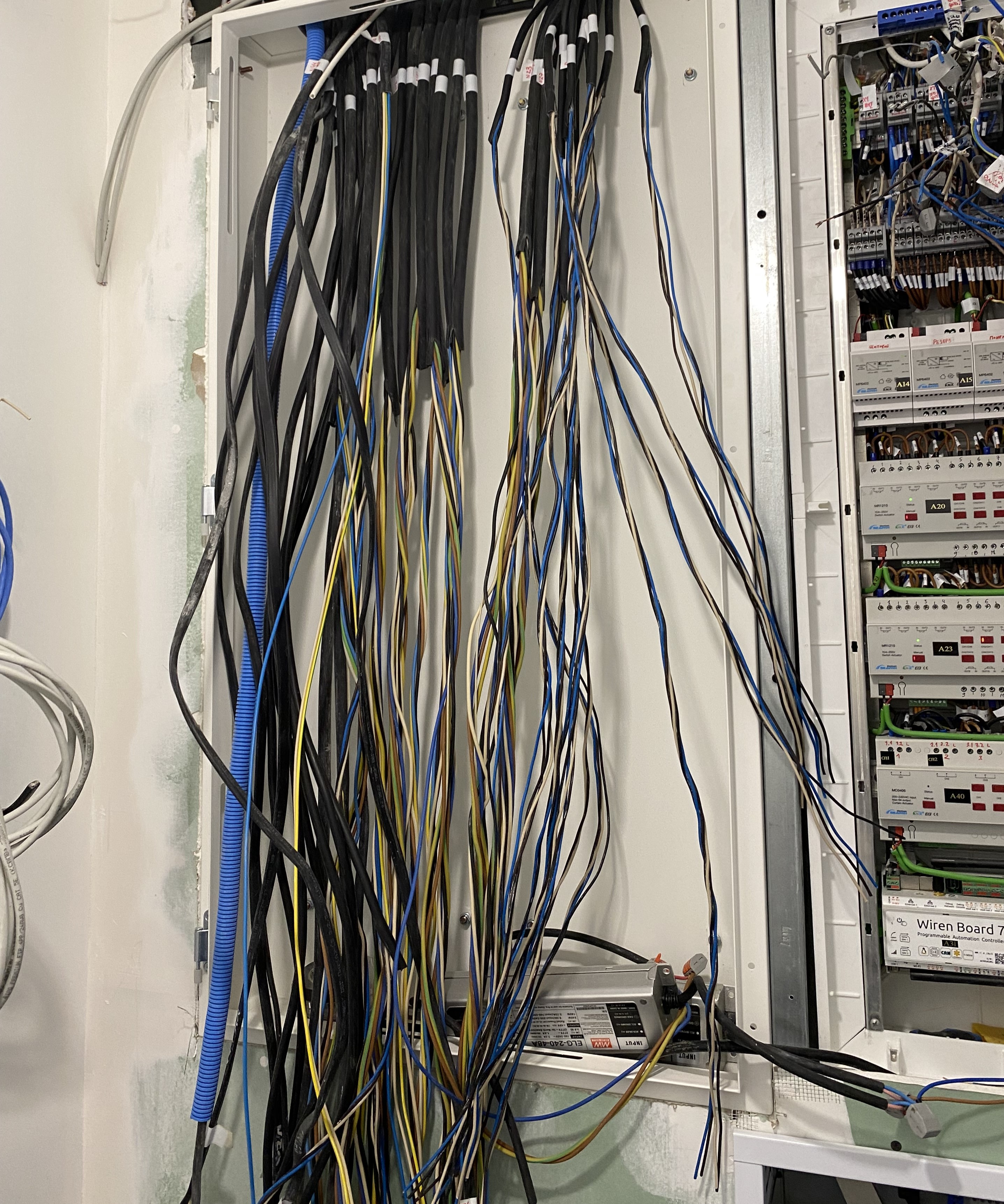 Щит освещения в процессе монтажа