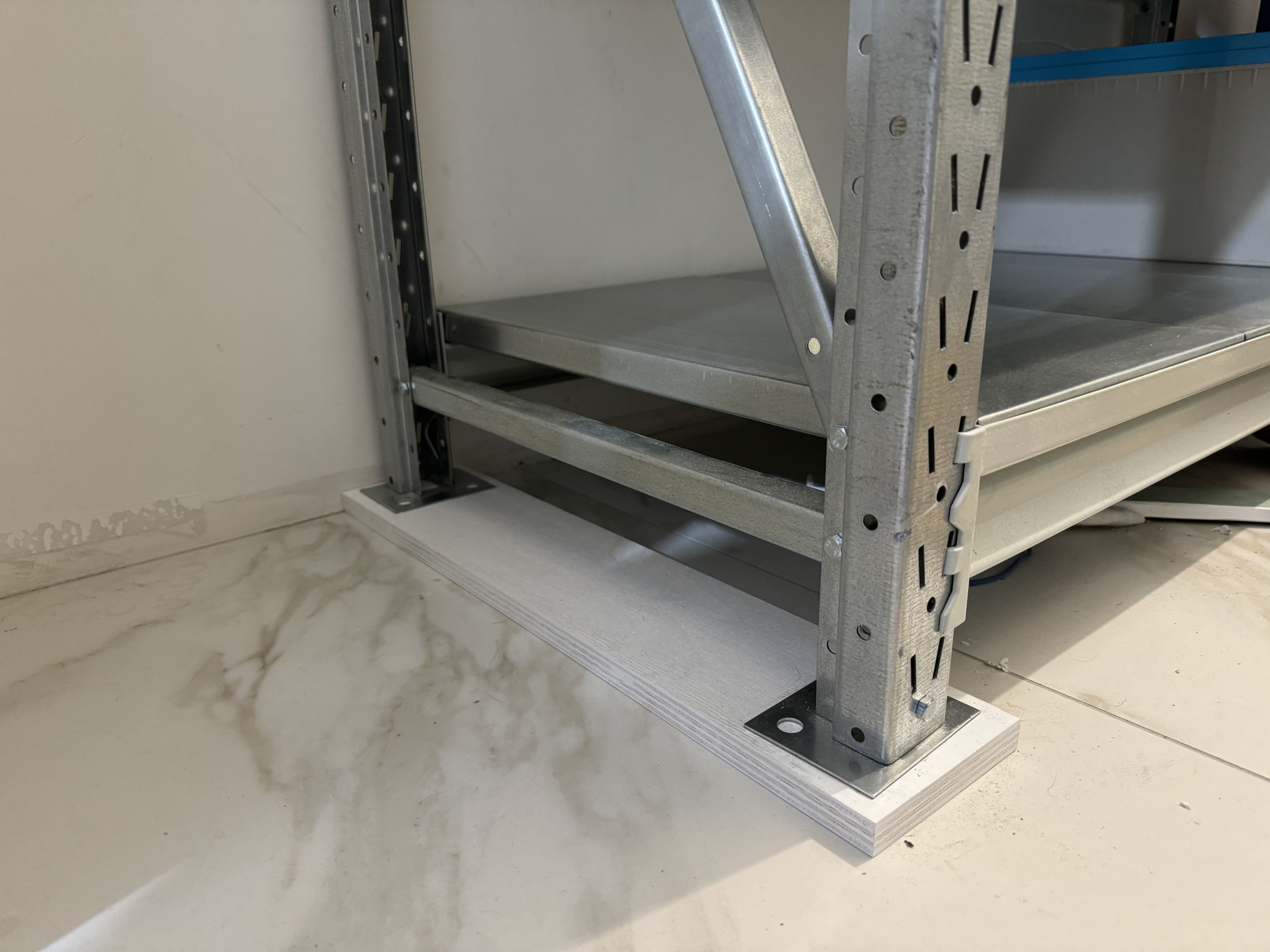 Было решено заказать подставки под ножки стеллажа для более равномерного распределения веса конструкции