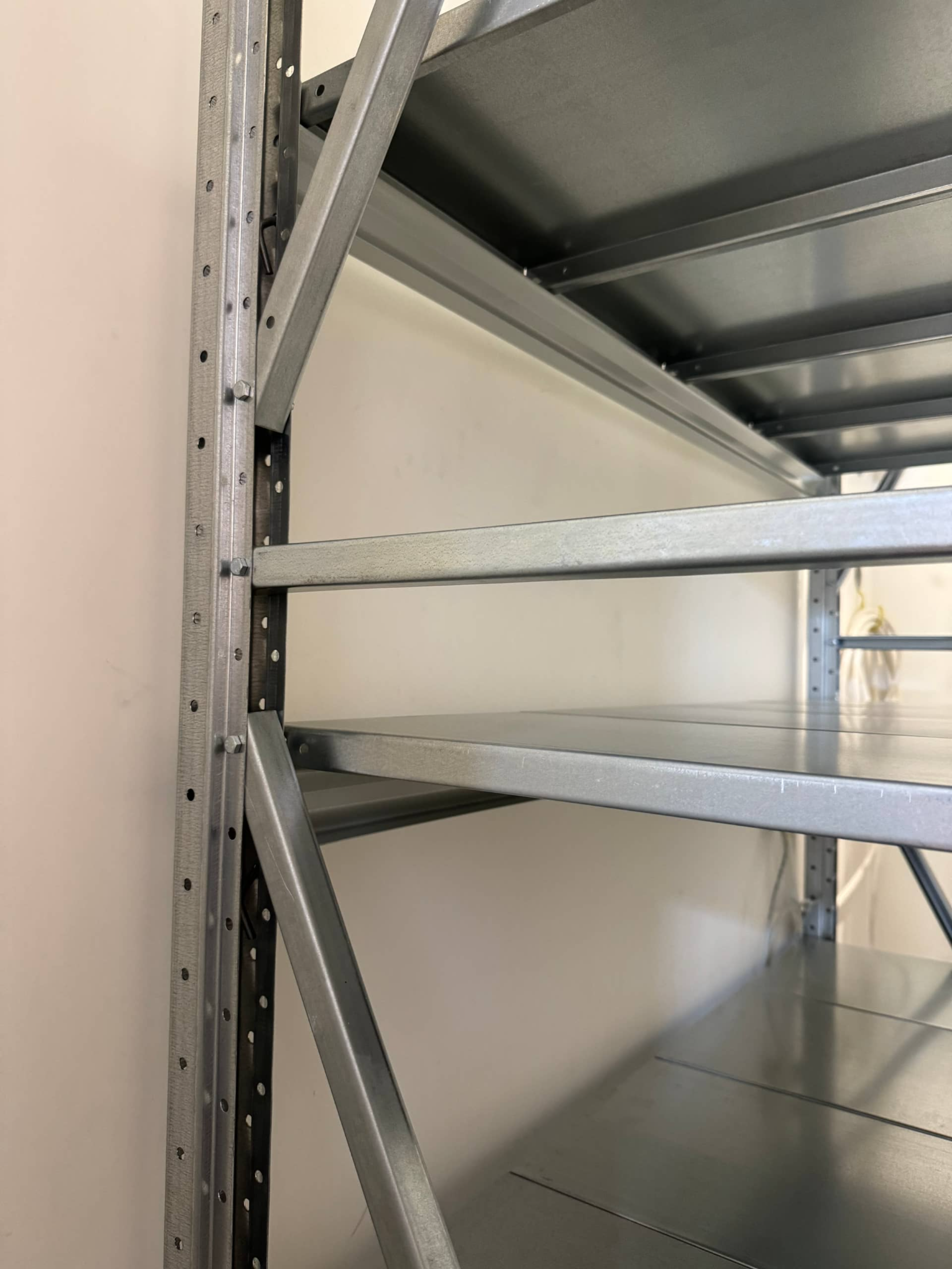 Использовали специализированный стеллаж, рассчитанный на высокие нагрузки