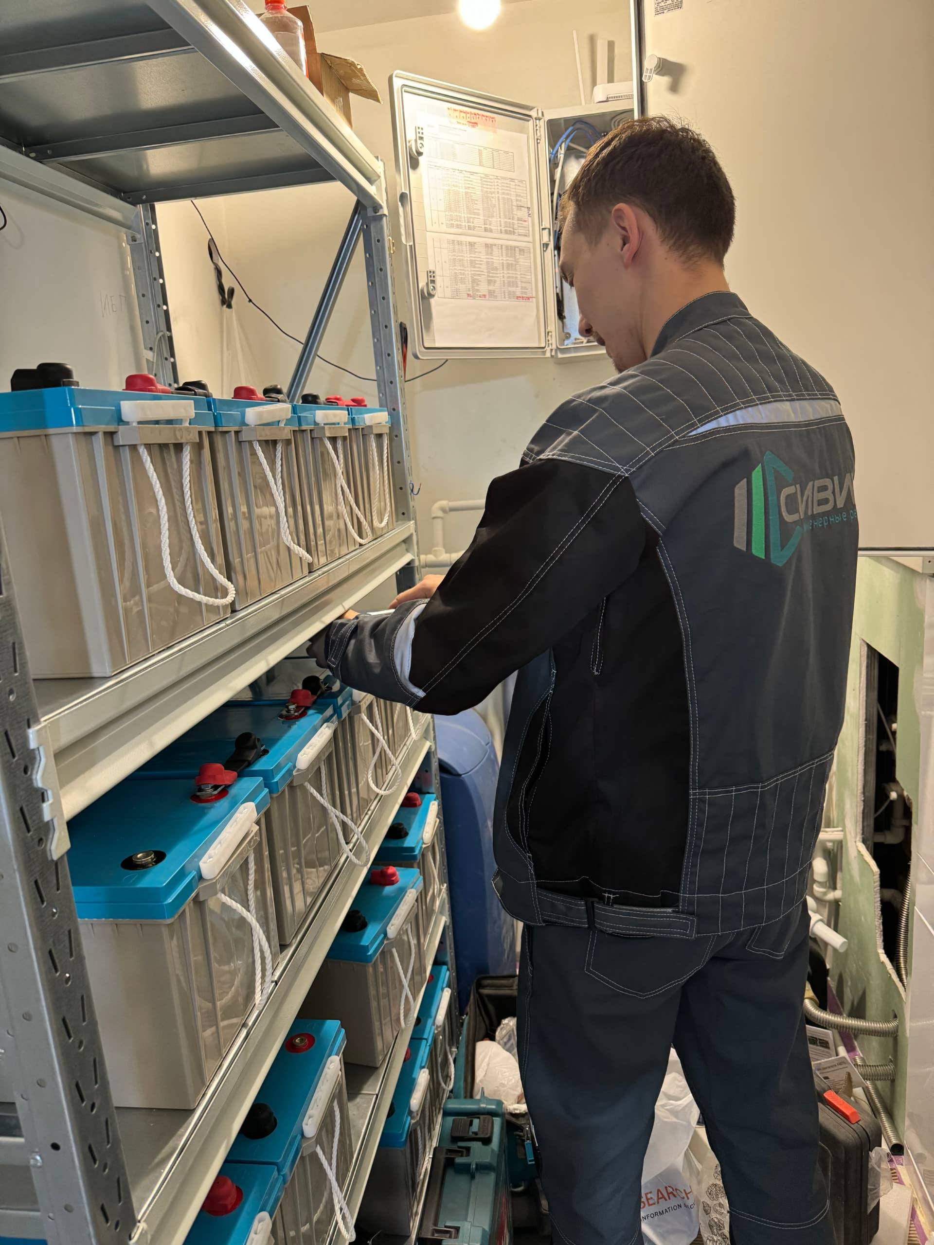 Так выглядит собранный стеллаж с аккумуляторами в щитовой