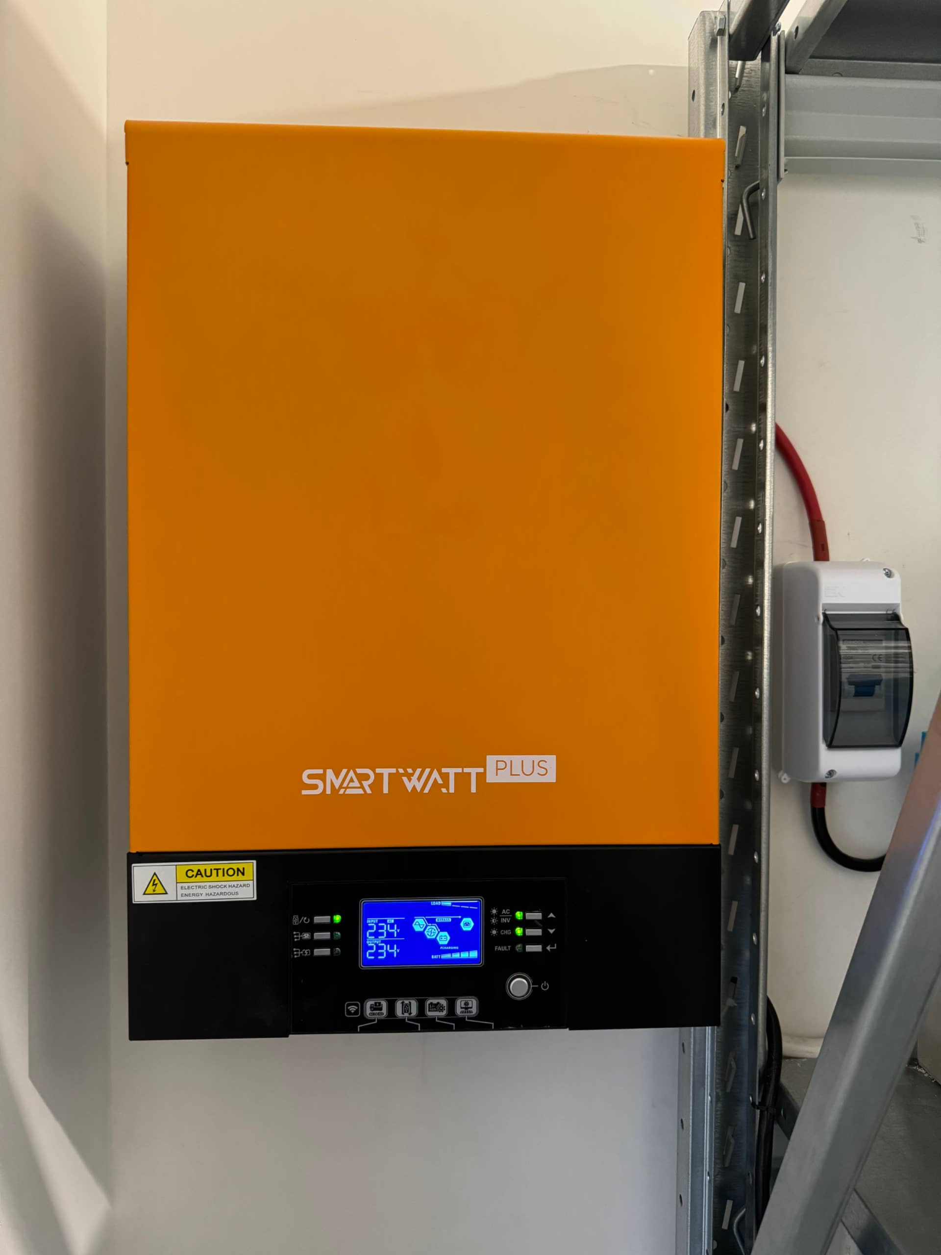 Установленный ИБП в процессе пуско-наладки. У него есть вентиляторы, которые работают все время (в том числе ночью) и издают определенный небольшой шум, это необходимо учитывать при планировании места размещения системы.